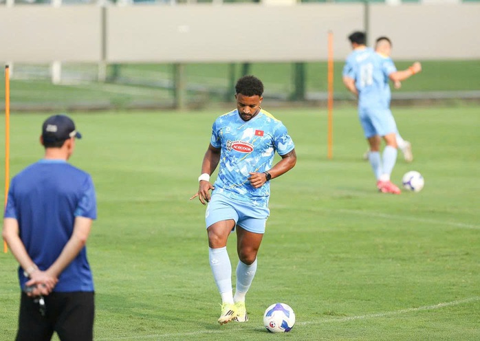 Tuyển Việt Nam chạm tr&aacute;n Bangladesh: &ldquo;L&agrave;m n&oacute;ng&rdquo; trước ng&agrave;y t&aacute;i đấu Malaysia - Ảnh 3.