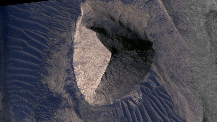 "Kim tự th&aacute;p 3 mặt&rdquo; hiện ra trong ảnh NASA chụp h&agrave;nh tinh kh&aacute;c - Ảnh 1.