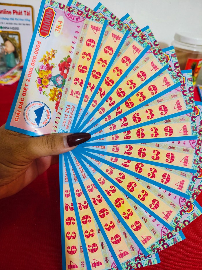Mua vé số giờ chót, 2 người ở TPHCM trúng giải độc đắc xổ số miền Nam - Ảnh 2.
