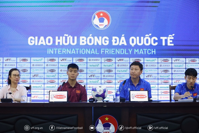 HLV Kim Sang-sik kỳ vọng m&agrave;n tr&igrave;nh diễn của "song s&aacute;t" Ho&agrave;ng H&ecirc;n - Xu&acirc;n Son - Ảnh 1.