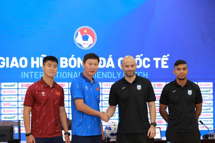 HLV Kim Sang-sik kỳ vọng m&agrave;n tr&igrave;nh diễn của "song s&aacute;t" Ho&agrave;ng H&ecirc;n - Xu&acirc;n Son - Ảnh 4.