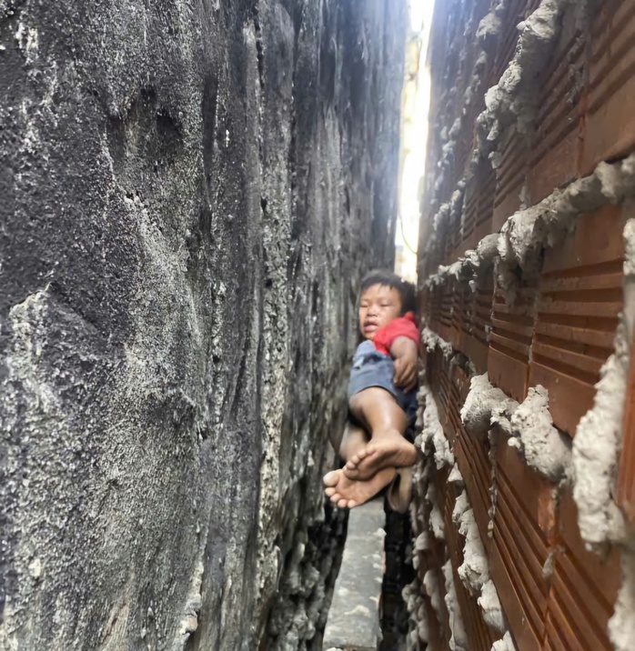 Giải cứu b&eacute; trai mắc kẹt giữa hai bức tường khi leo m&aacute;i nh&agrave; bắt m&egrave;o - Ảnh 1.