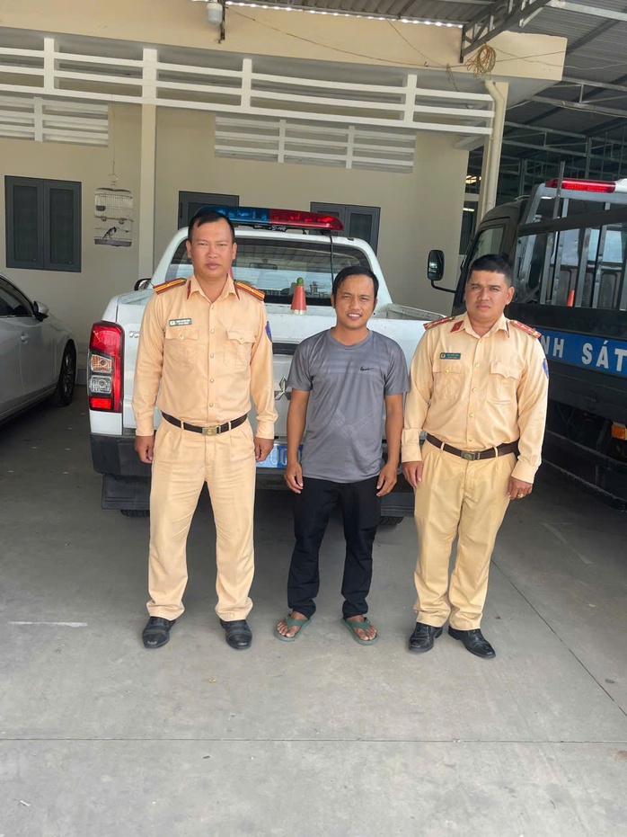 CSGT T&acirc;y Ninh kịp thời cứu người phụ nữ nghi tai biến trong gang tấc - Ảnh 1.