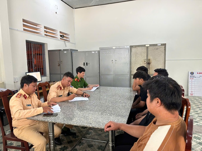 T&acirc;y Ninh Xử l&yacute; nh&oacute;m thiếu ni&ecirc;n bốc đầu xe m&aacute;y đăng clip mạng x&atilde; hội - Ảnh 2.