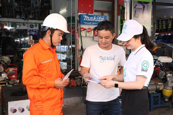 Tuổi trẻ Điện lực Quảng Trị l&agrave;m c&ocirc;ng tr&igrave;nh chiếu s&aacute;ng tại Bệnh viện đa khoa Đồng Hới - Ảnh 4.