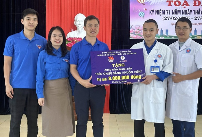 Tuổi trẻ Điện lực Quảng Trị l&agrave;m c&ocirc;ng tr&igrave;nh chiếu s&aacute;ng tại Bệnh viện đa khoa Đồng Hới - Ảnh 1.