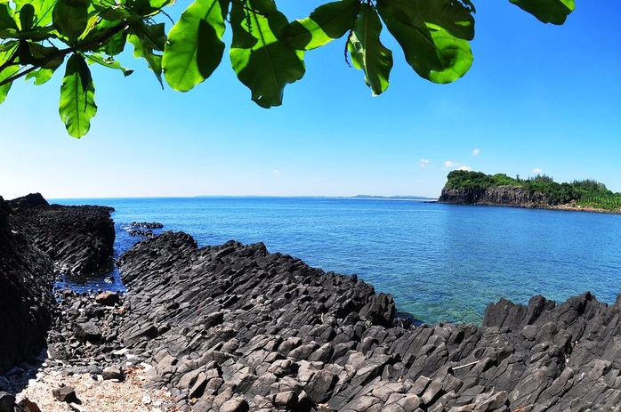 Quảng Ng&atilde;i muốn "đ&aacute;nh thức" du lịch lặn biển, ngắm san h&ocirc; ở 2 h&ograve;n đảo nhỏ ven bờ - Ảnh 2.