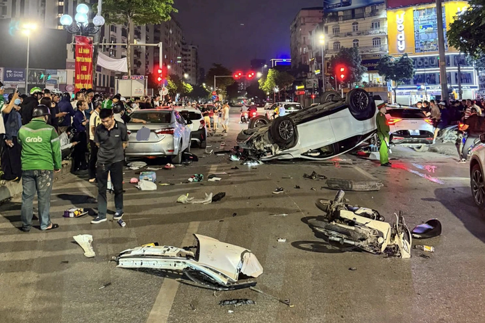 T&agrave;i xế Lexus g&acirc;y tai nạn giao th&ocirc;ng li&ecirc;n ho&agrave;n 5 &ocirc; t&ocirc; v&agrave; 1 xe m&aacute;y ở H&agrave; Nội - Ảnh 1.
