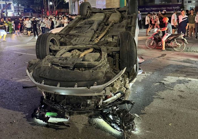 T&agrave;i xế Lexus g&acirc;y tai nạn giao th&ocirc;ng li&ecirc;n ho&agrave;n 5 &ocirc; t&ocirc; v&agrave; 1 xe m&aacute;y ở H&agrave; Nội - Ảnh 2.