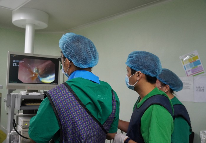 Mảnh xương c&aacute; l&agrave; &ldquo;thủ phạm&rdquo; khiến người đ&agrave;n &ocirc;ng ở Cần Thơ bị v&agrave;ng da như&hellip; nghệ - Ảnh 1.