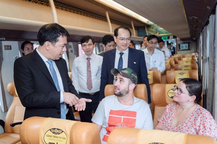 Bất ngờ với giao diện "t&iacute;m Huế mộng mơ" của đo&agrave;n t&agrave;u di sản miền Trung - Ảnh 3.