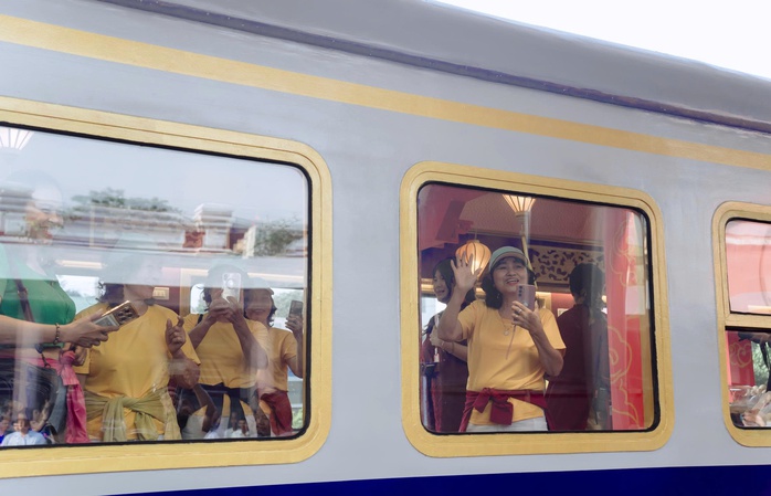 Bất ngờ với giao diện "t&iacute;m Huế mộng mơ" của đo&agrave;n t&agrave;u di sản miền Trung - Ảnh 6.