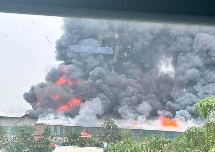 Hỏa hoạn Hưng Yên nghiêm trọng , khói đen bùng phát từ nhà xưởng chứa mút xốp - Ảnh 2. Hỏa hoạn Hưng Yên nghiêm trọng , khói đen bùng phát từ nhà xưởng chứa mút xốp - Ảnh 2.