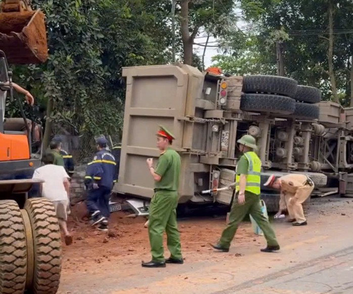 Xe tải lật đ&egrave; n&aacute;t xe &ocirc; t&ocirc; con v&agrave; xe m&aacute;y, 2 người tử vong - Ảnh 1.
