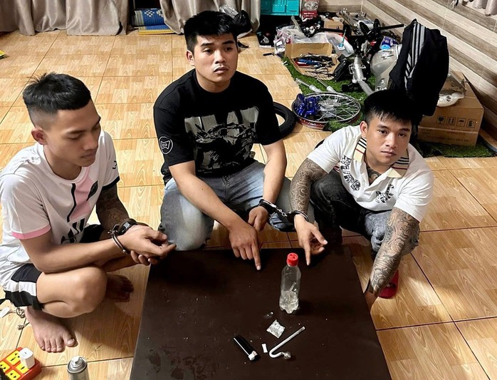 Đột k&iacute;ch điểm &ldquo;bay lắc&rdquo; ở Gia Lai, thu giữ 3 khẩu s&uacute;ng v&agrave; 10 vi&ecirc;n đạn - Ảnh 1.