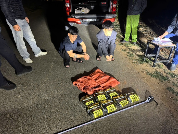 Bắt giữ 2 đối tượng vận chuyển 7kg ma t&uacute;y đ&aacute; tại Quảng Trị năm 2026 - Ảnh 1.