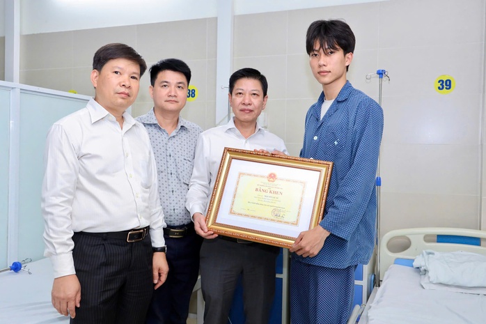 Quyền Bộ trưởng Hoàng Minh Sơn tặng Bằng khen sinh viên dũng cảm cứu người - Ảnh 1.