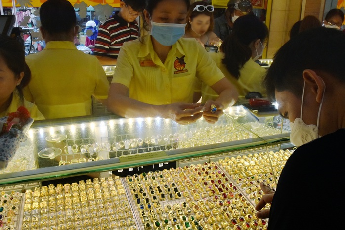 Gi&aacute; v&agrave;ng h&ocirc;m nay, 27-3: V&agrave;ng thế giới giảm 135 USD - Ảnh 1.