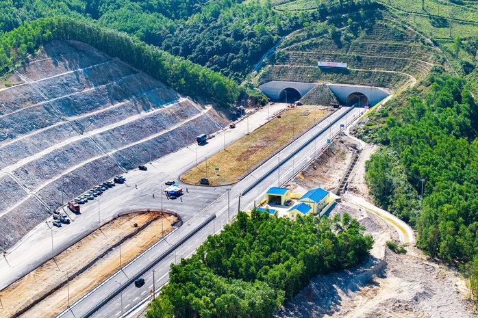 Giữa th&aacute;ng 4-2026 sẽ th&ocirc;ng xe cao tốc Quảng Ng&atilde;i - Ho&agrave;i Nhơn - Ảnh 2.