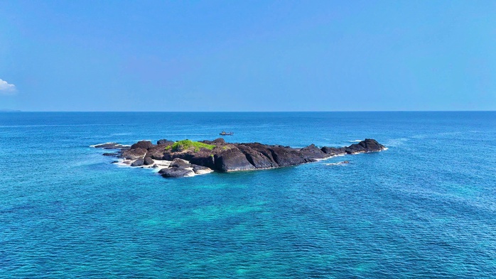 Quảng Ng&atilde;i muốn "đ&aacute;nh thức" du lịch lặn biển, ngắm san h&ocirc; ở 2 h&ograve;n đảo nhỏ ven bờ - Ảnh 1.
