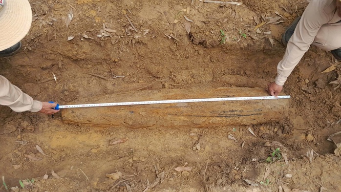 Quả bom nặng hơn 220kg vừa "ph&aacute;t lộ", người d&acirc;n lập tức b&aacute;o tin  - Ảnh 1.