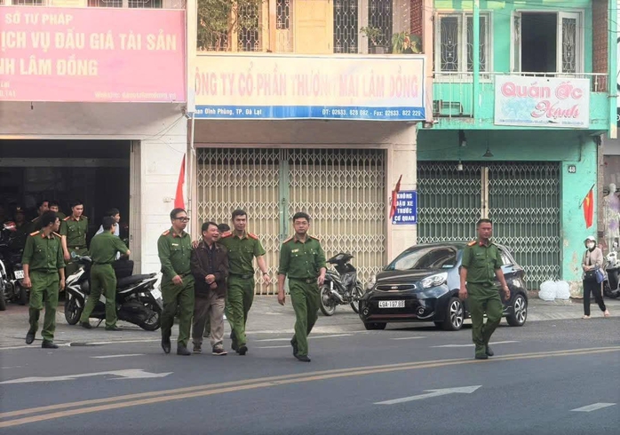 Kh&aacute;m x&eacute;t nh&agrave; ri&ecirc;ng của Gi&aacute;m đốc Trung t&acirc;m Đấu gi&aacute; tỉnh L&acirc;m Đồng - Ảnh 1.