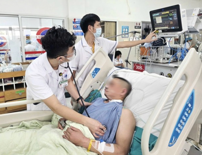 VIDEO: Chờ xét nghiệm sau khi đi bộ vào bệnh viện khám, người đàn ông đột ngột ngừng tim - Ảnh 1.