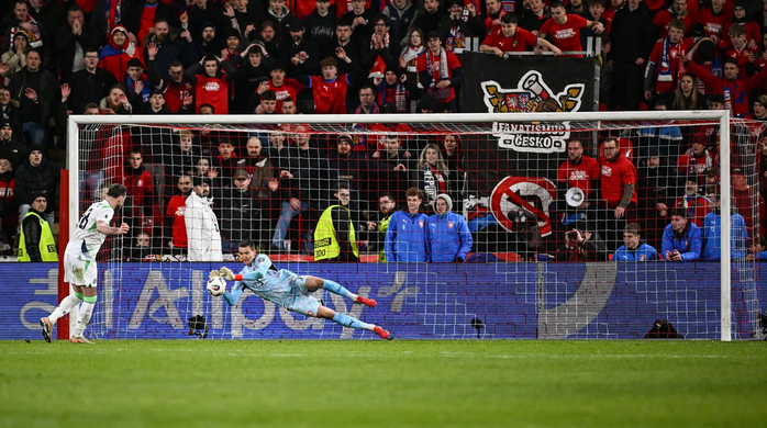 CĐV Ireland đòi điều tra "còi báo động" ở loạt luân lưu với CH Séc - Ảnh 1. CĐV Ireland đòi điều tra “còi báo động” ở loạt luân lưu với CH Séc - Ảnh 1.