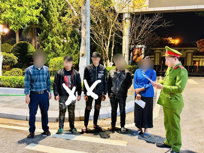 Nam thanh ni&ecirc;n bị nh&oacute;m đối tượng truy s&aacute;t, ch&eacute;m gục trước nh&agrave; nghỉ - Ảnh 1.