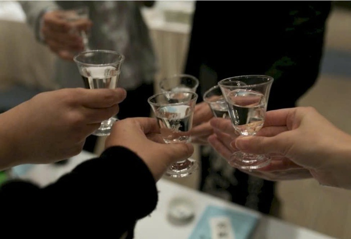 Người đàn ông trẻ ngưng tim khi uống rượu, bác sĩ cảnh báo về ngộ độc methanol - Ảnh 2.