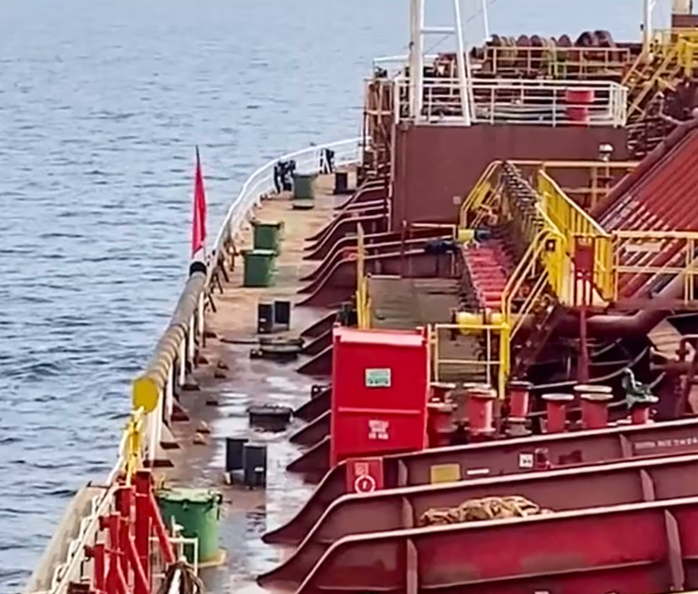 Iran bác bỏ "món quà" ngoại giao, 200.000 thủy thủ mắc kẹt ở Vịnh Ba Tư - Ảnh 2. Iran “tạt nước lạnh” lên ông Trump, 200.000 thủy thủ mắc kẹt vì Hormuz tê liệt - Ảnh 2.