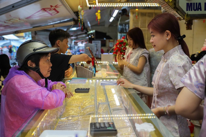 Bảo Tín Minh Châu, SJC, PNJ đồng loạt giảm mạnh giá vàng miếng SJC và vàng nhẫn trơn - Ảnh 3. Bảo Tín Minh Châu, SJC, PNJ đồng loạt giảm mạnh giá vàng miếng SJC và vàng nhẫn trơn - Ảnh 3.