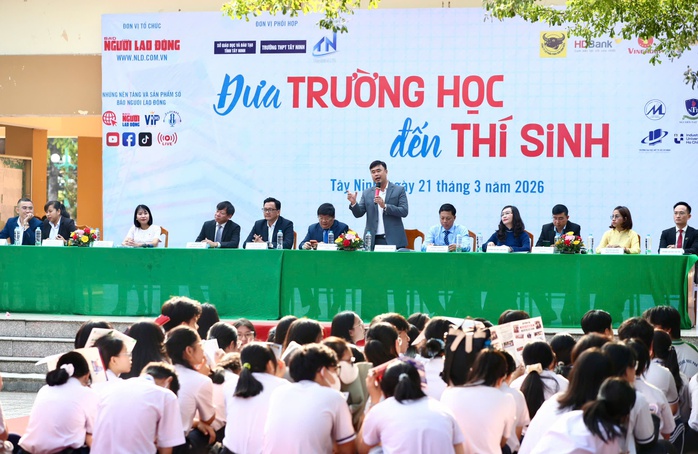 Chương tr&igrave;nh "Đưa trường học đến th&iacute; sinh" giải đ&aacute;p thắc mắc cho học sinh Đắk Lắk - Ảnh 1.