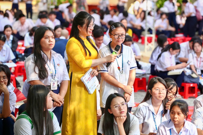 Chương tr&igrave;nh "Đưa trường học đến th&iacute; sinh" giải đ&aacute;p thắc mắc cho học sinh Đắk Lắk - Ảnh 2.