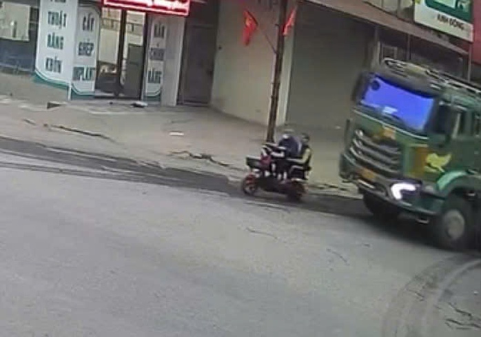 Khởi tố tài xế sử dụng điện thoại, điều khiển xe ô tô gây tai nạn khiến 2 người tử vong - Ảnh 1.