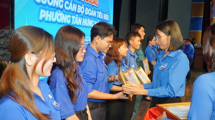 Nhiều trường ĐH chung tay xây dựng sân chơi cho thanh thiếu nhi phường Tân Hưng - Ảnh 4.