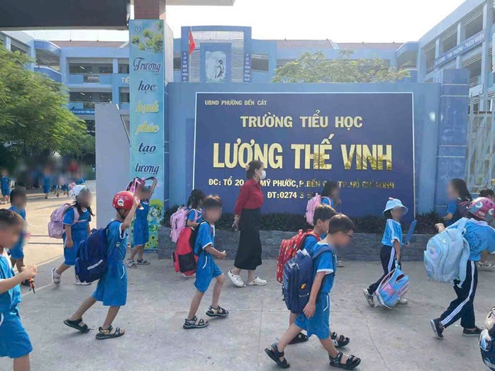 Chính quyền phản hồi về clip học sinh đứng nắng chờ phụ huynh tại trường Tiểu học Lương Thế Vinh - Ảnh 1. Chính quyền phản hồi về clip học sinh đứng nắng chờ phụ huynh tại trường Tiểu học Lương Thế Vinh - Ảnh 1.