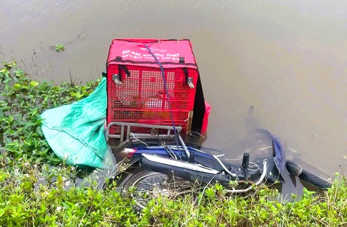 Thi thể nam shipper được ph&aacute;t hiện dưới mương nước - Ảnh 1.