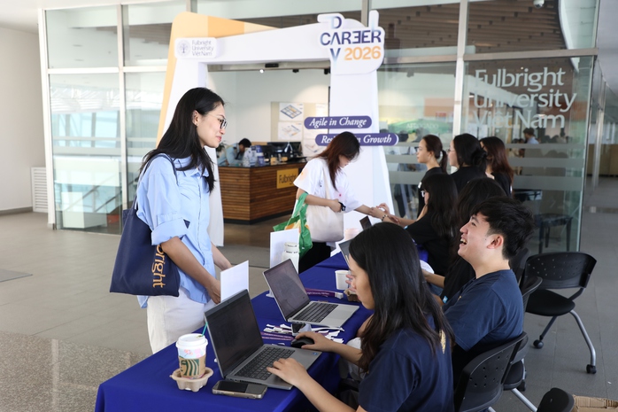 Hơn 30 doanh nghiệp phỏng vấn sinh vi&ecirc;n ngay tại trường - Ảnh 3.