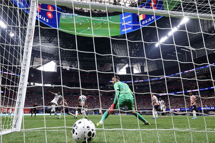 Bỉ ph&ocirc; diễn sức mạnh, thắng nghiền &eacute;p đồng chủ nh&agrave; World Cup - Ảnh 4.