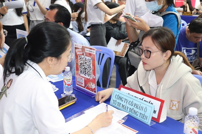 "Phao cứu sinh" trước biến động việc l&agrave;m - Ảnh 1.