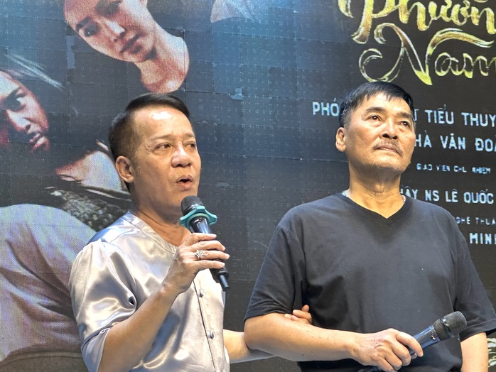 Đạo diễn L&ecirc; Quốc Nam x&uacute;c động khi học tr&ograve; diễn xuất sắc vở "Đất rừng phương Nam" - Ảnh 1.