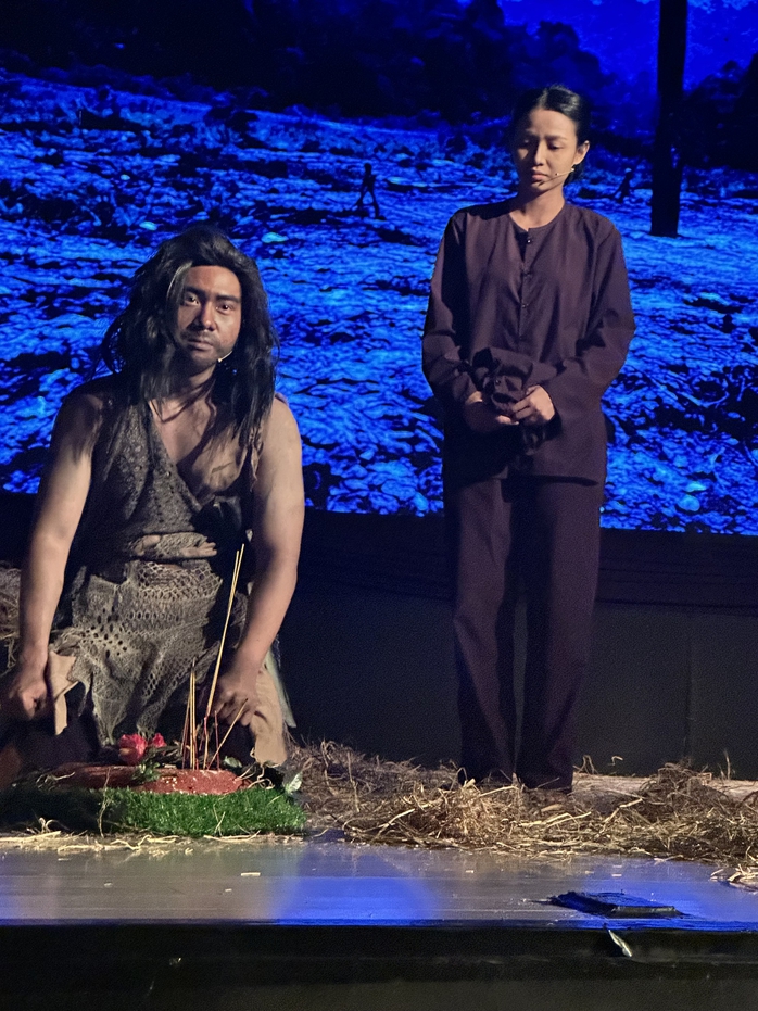 Đạo diễn L&ecirc; Quốc Nam x&uacute;c động khi học tr&ograve; diễn xuất sắc vở "Đất rừng phương Nam" - Ảnh 3.