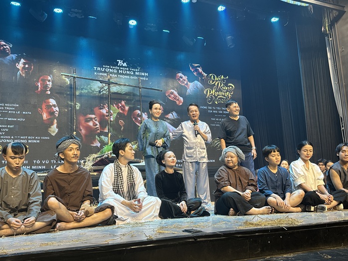 Đạo diễn L&ecirc; Quốc Nam x&uacute;c động khi học tr&ograve; diễn xuất sắc vở "Đất rừng phương Nam" - Ảnh 5.