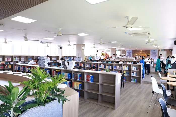 Phi&ecirc;n đấu gi&aacute; g&acirc;y quỹ gần 500 triệu tại ULAW c&oacute; g&igrave; đặc biệt? - Ảnh 10.