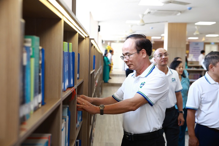 Phi&ecirc;n đấu gi&aacute; g&acirc;y quỹ gần 500 triệu tại ULAW c&oacute; g&igrave; đặc biệt? - Ảnh 8.