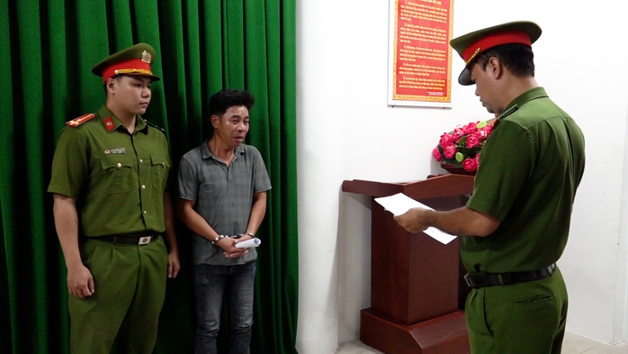 Khởi tố 2 đối tượng chống người thi h&agrave;nh c&ocirc;ng vụ khiến thiếu t&aacute; c&ocirc;ng an x&atilde; hi sinh - Ảnh 1.