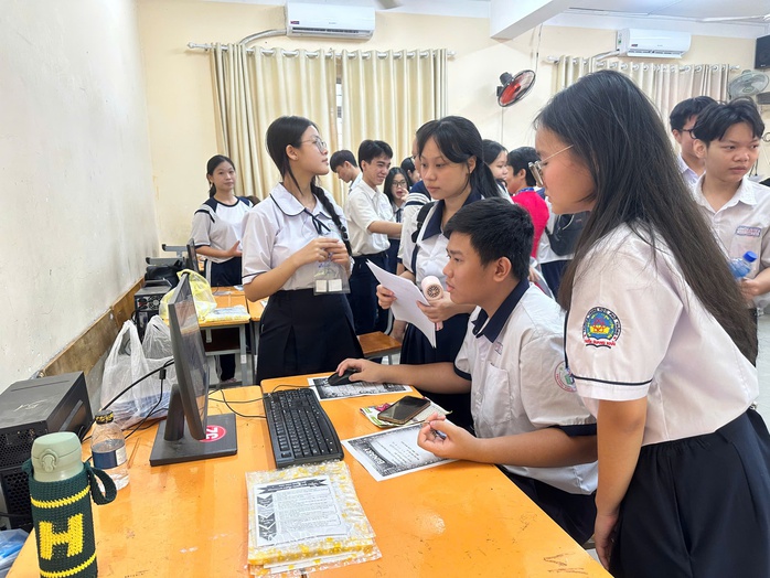 Thú vị trải nghiệm "Một ngày làm học sinh Trần Quang Khải" - Ảnh 1.