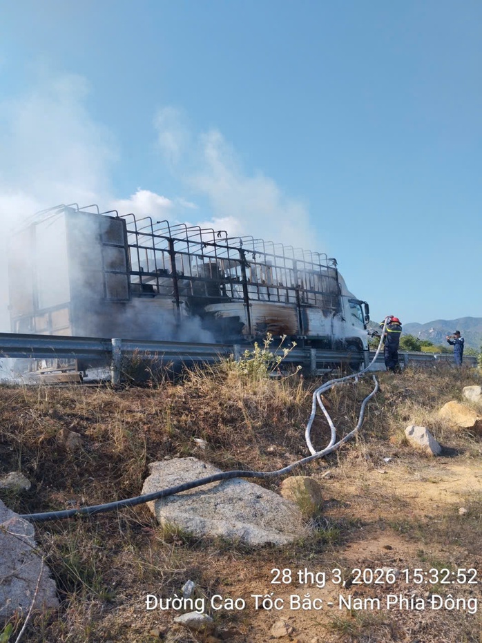 Xe tải ch&aacute;y tr&ecirc;n cao tốc Cam L&acirc;m Vĩnh Hảo g&acirc;y kẹt xe hơn 1 km - Ảnh 2.