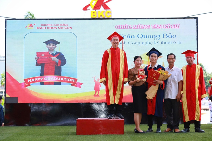 Th&agrave;nh c&ocirc;ng lớn nhất l&agrave; trở th&agrave;nh tự h&agrave;o của cha mẹ - Ảnh 2.